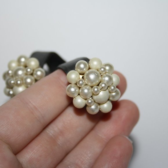 Vintage pearl clip on earrings - Picture 3 of 4